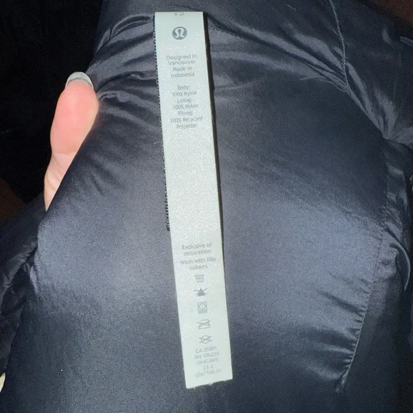 lululemon athletica Black Hooded Insulated Wrap - Picture 5 of 5